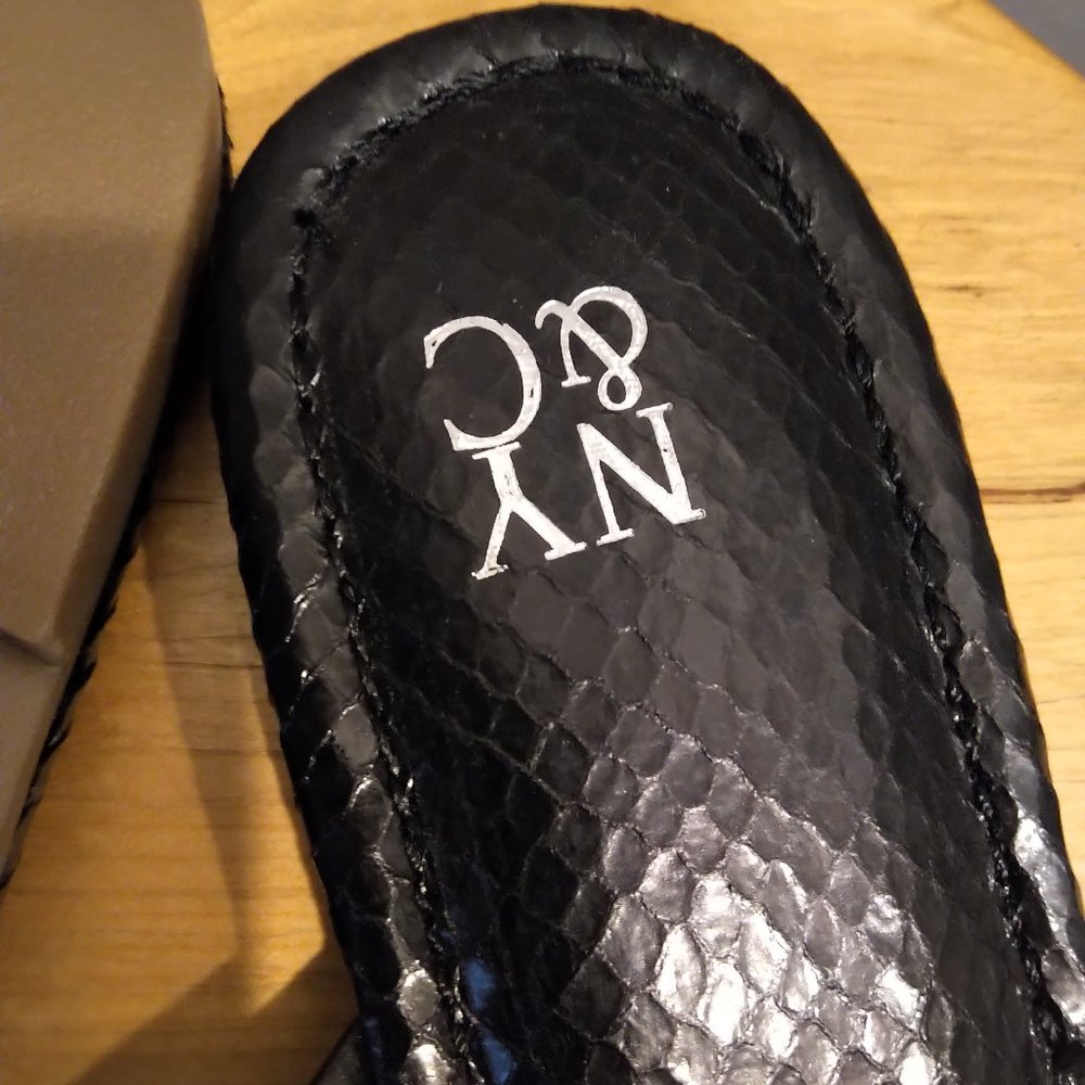 NY&C SZ 7 slip-on black snakeskin print open toe 1/2" non-slip flat sandals - Picture 5 of 11
